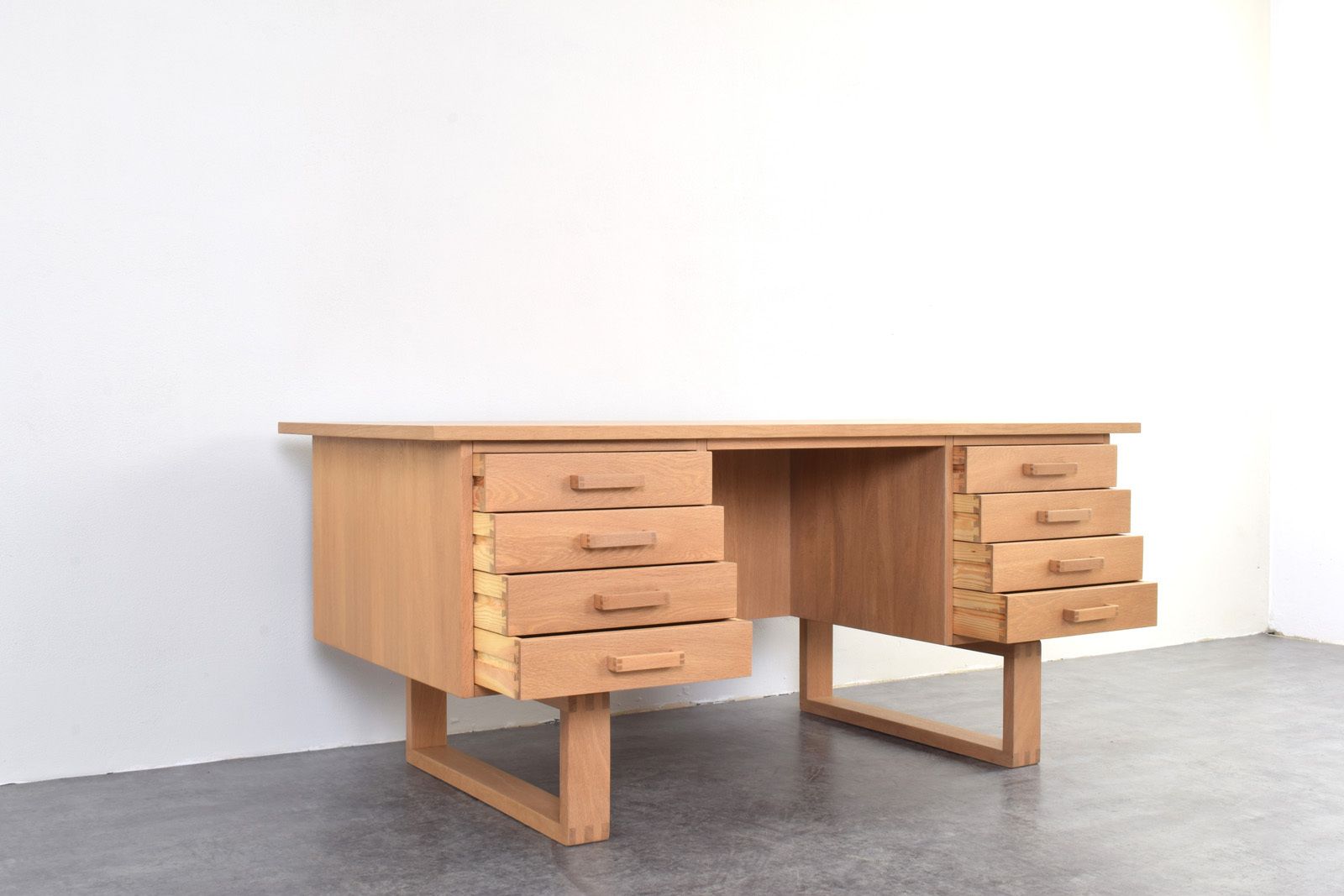 2699.0 Mid Century Oak Freestanding Desk By Torben Valeur & Henning Jensen For Dyrlund, 1960s. photo