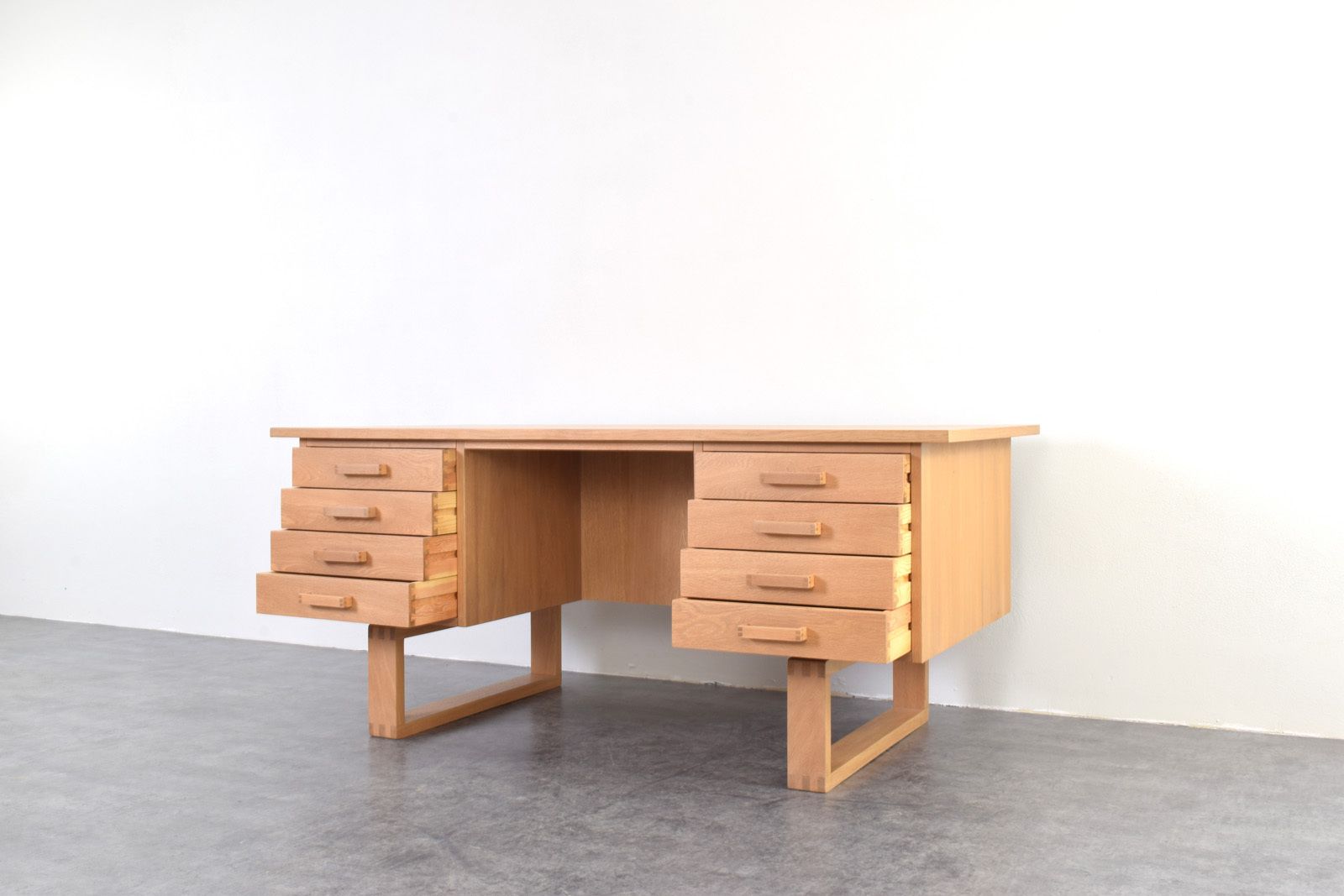 photo vinterior Mid Century Oak Freestanding Desk By Torben Valeur & Henning Jensen For Dyrlund, 1960s.