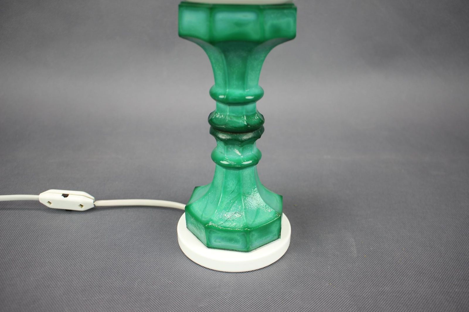 Tsjechoslowaakse tafelamp in malachietstijl van geperst glas en opaalwit glas, jaren 1970 photo furniture