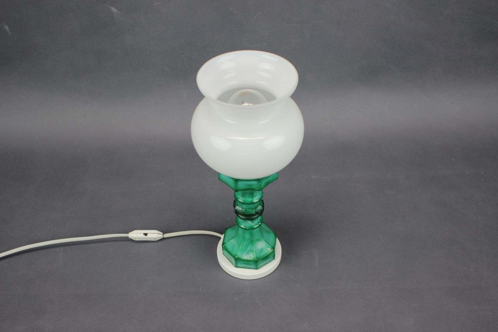Lampe de table tchécoslovaque vintage en verre pressé style malachite et verre opaline, années 1970 photo for sale