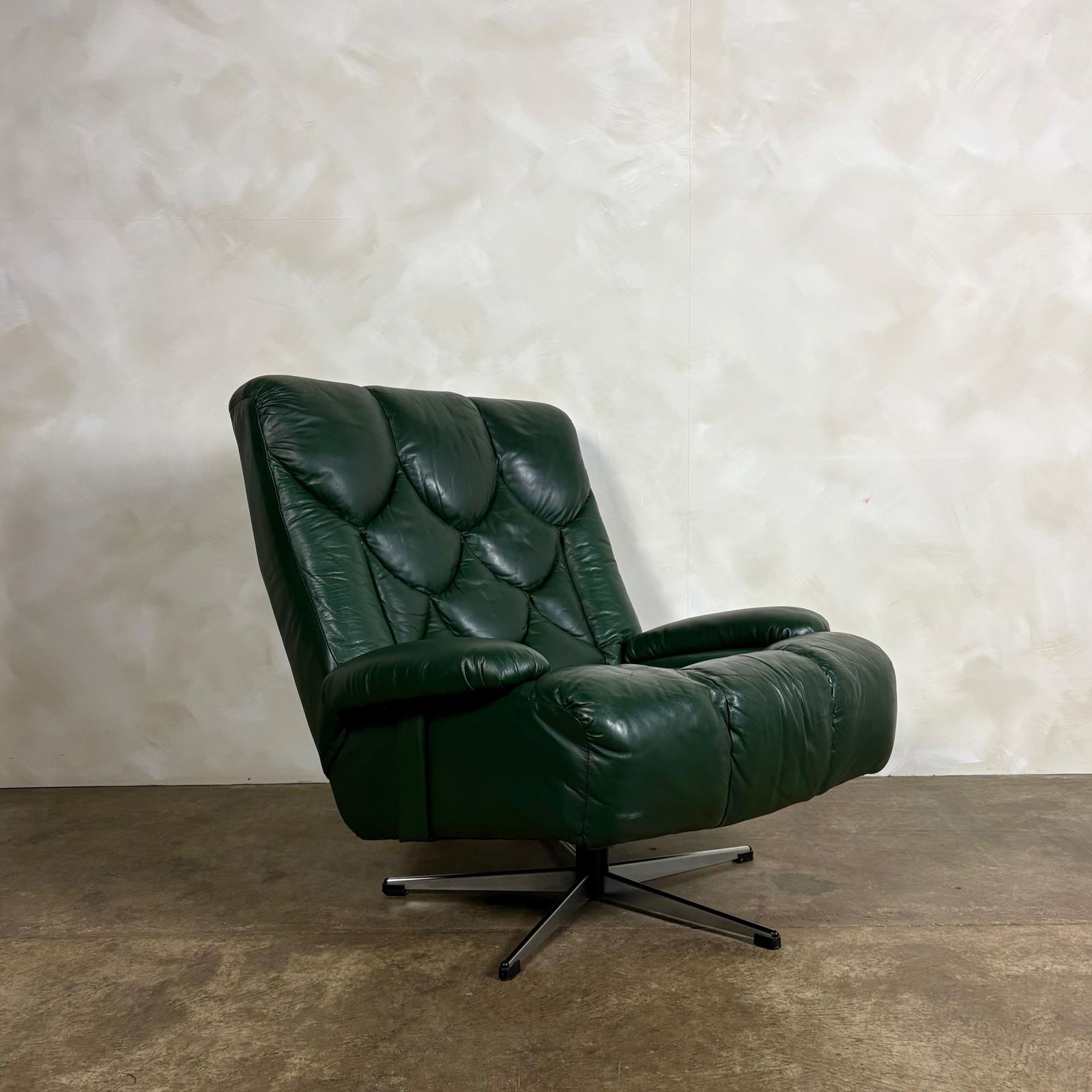 Tetrad Nucleus Green Leather Swivel Lounge Chair Mid Century Retro Mcm