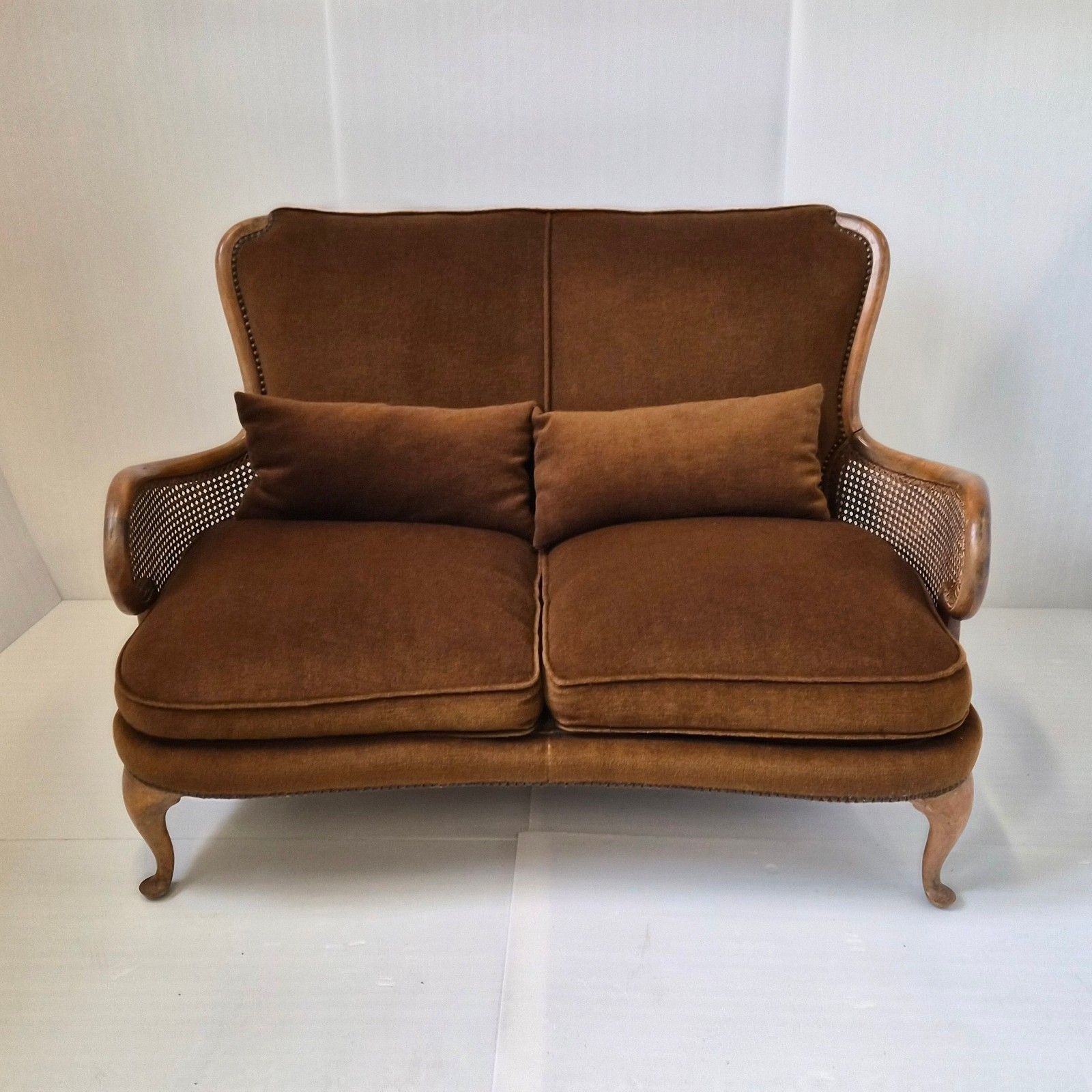 Vintage jaren 1950 Shepherdess-sofa met riet en hout – fraaie gebogen vorm