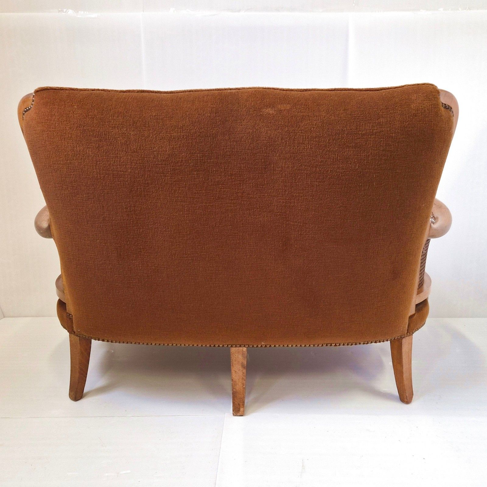 photo buy Vintage jaren 1950 Shepherdess-sofa met riet en hout – fraaie gebogen vorm