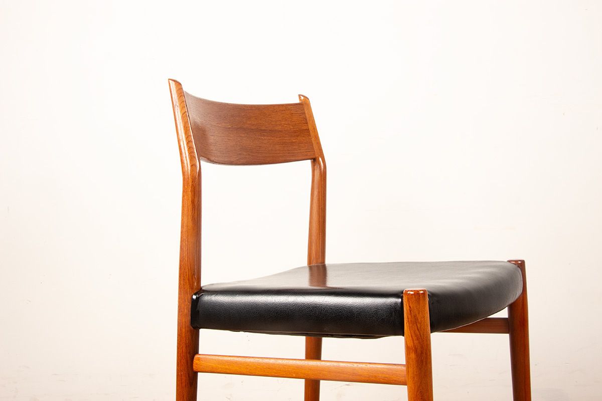 photo furniture Ensemble de 6 chaises danoises en teck et skaï, neuves, modèle 418, par Arne Vodder pour Sibast, 1960.