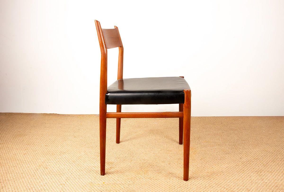 photo vinterior Ensemble de 6 chaises danoises en teck et skaï, neuves, modèle 418, par Arne Vodder pour Sibast, 1960.