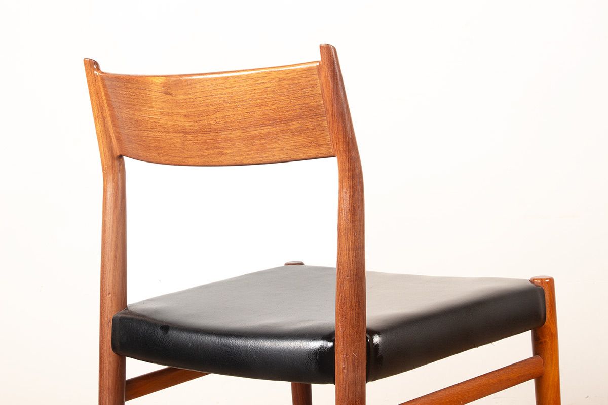 photo buy Ensemble de 6 chaises danoises en teck et skaï, neuves, modèle 418, par Arne Vodder pour Sibast, 1960.