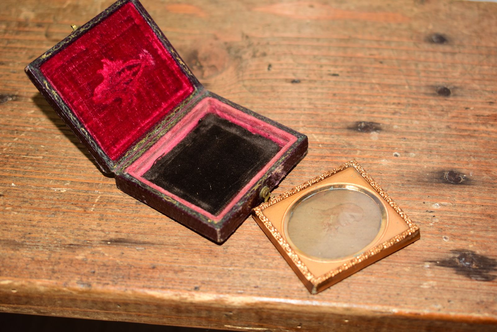 Antique Mid 19th Century 2 Inch Ninth Plate Glass Ambrotype Portrait In Fitted Case photo vinterior