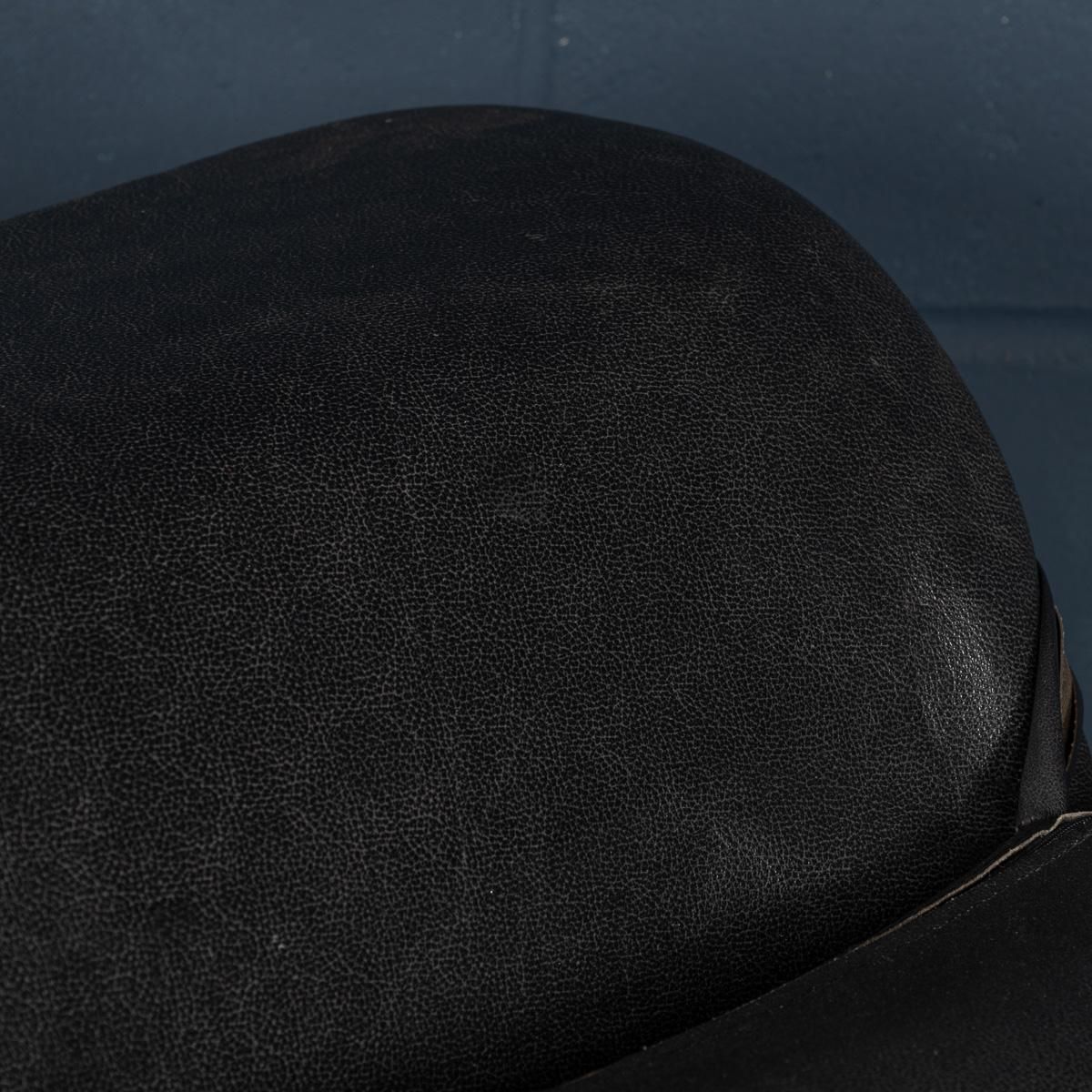photo vinterior 20th Century Italian Black Leather Chaise Lounge After Le Corbusier C.1980