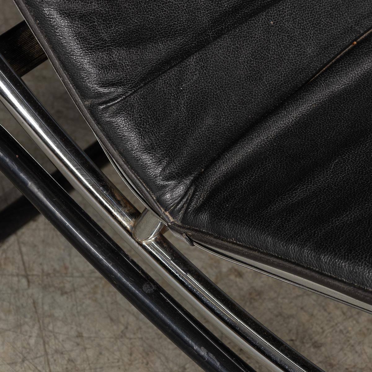 photo vintage 20th Century Italian Black Leather Chaise Lounge After Le Corbusier C.1980