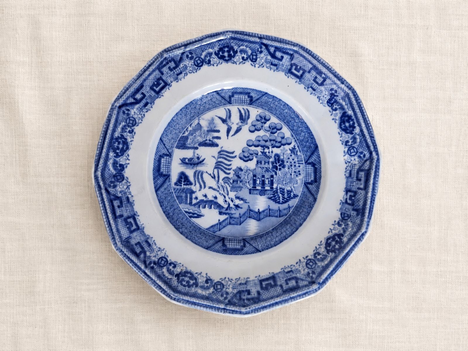 Antiek Enoch Wedgwood Blue Willow sierbord, jaren 1860 photo for sale