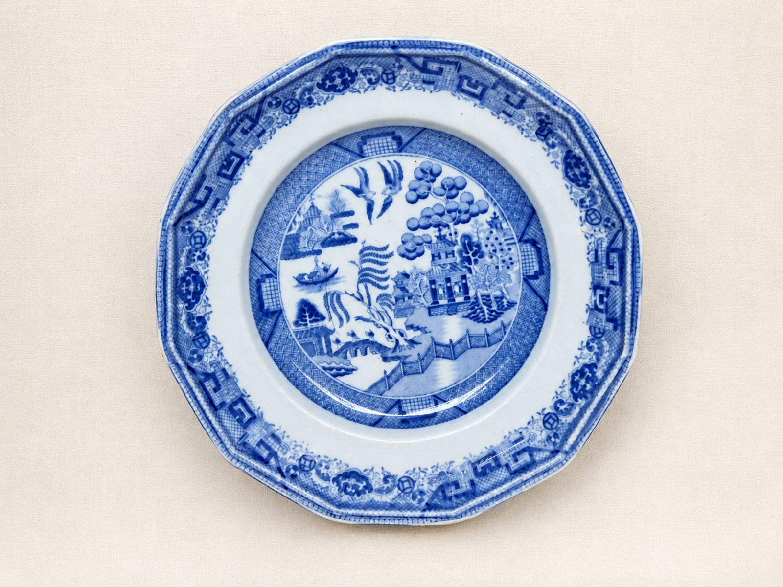 Antiek Enoch Wedgwood Blue Willow sierbord, jaren 1860 photo vinterior