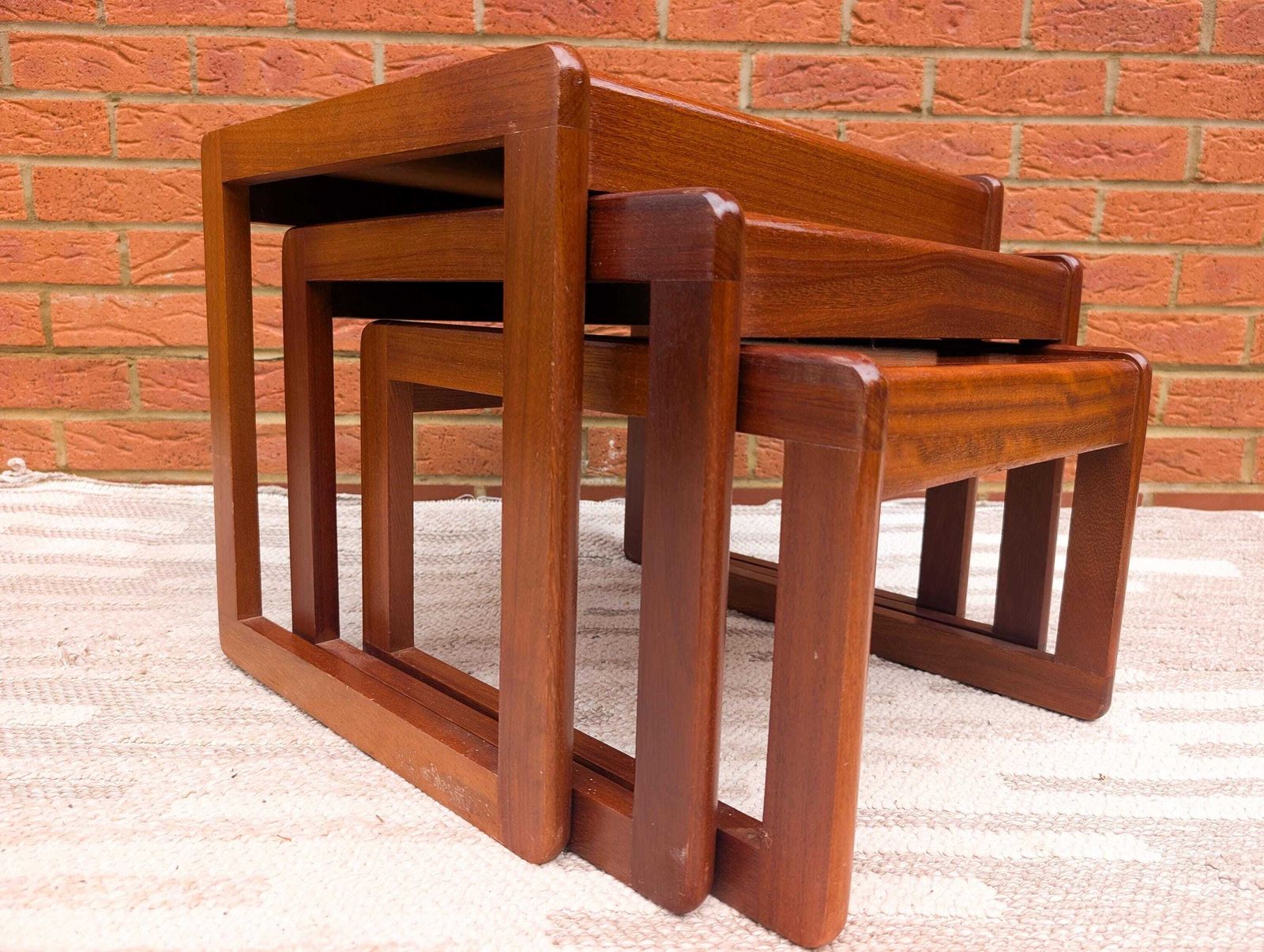 photo vintage Mid Century Vintage Nest Of 3 Teak Tables By Sunelm, Dating From The 1970s.