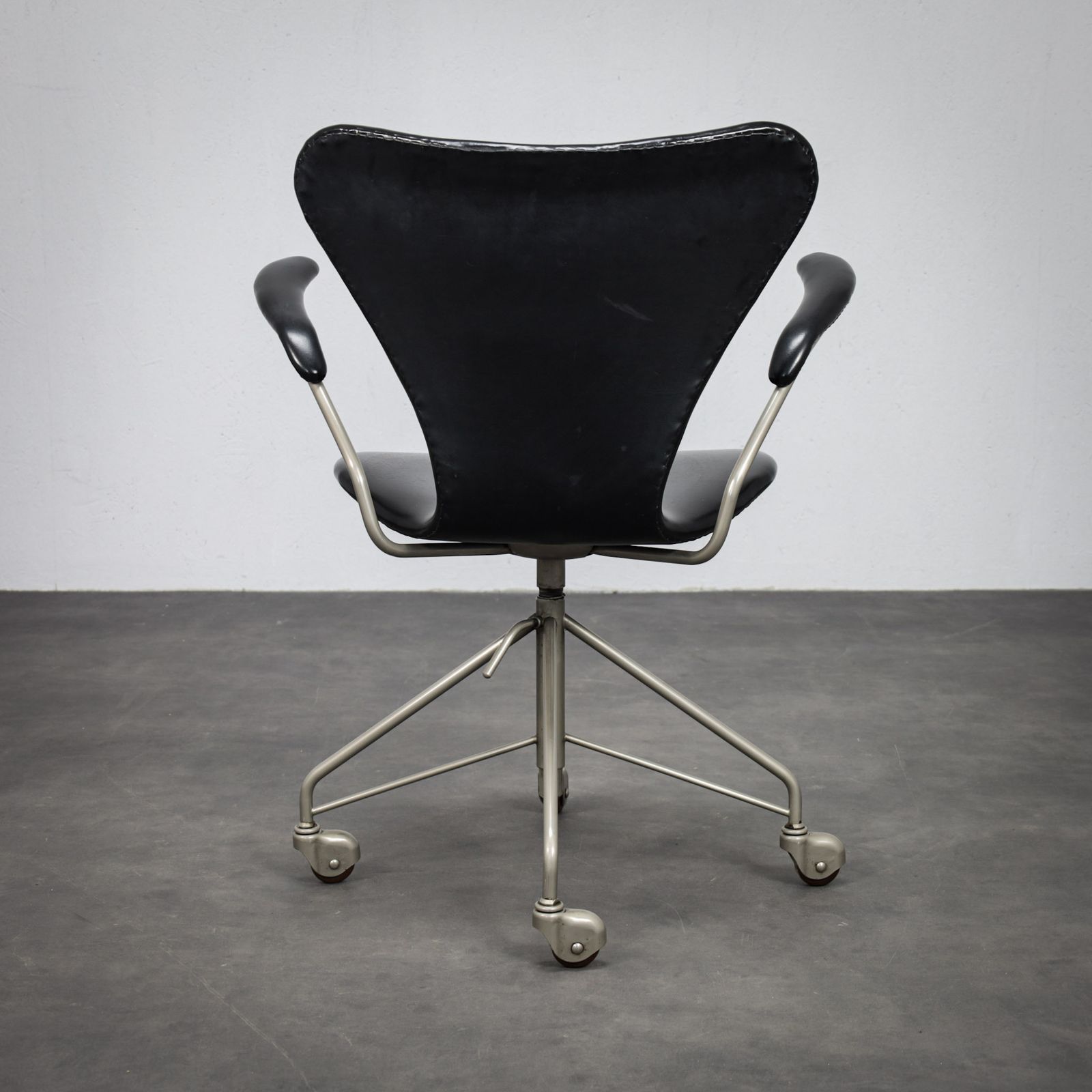 Arne Jacobsen Model 3217 Office Chair For Fritz Hansen, First Edition, 1950s photo Furniture