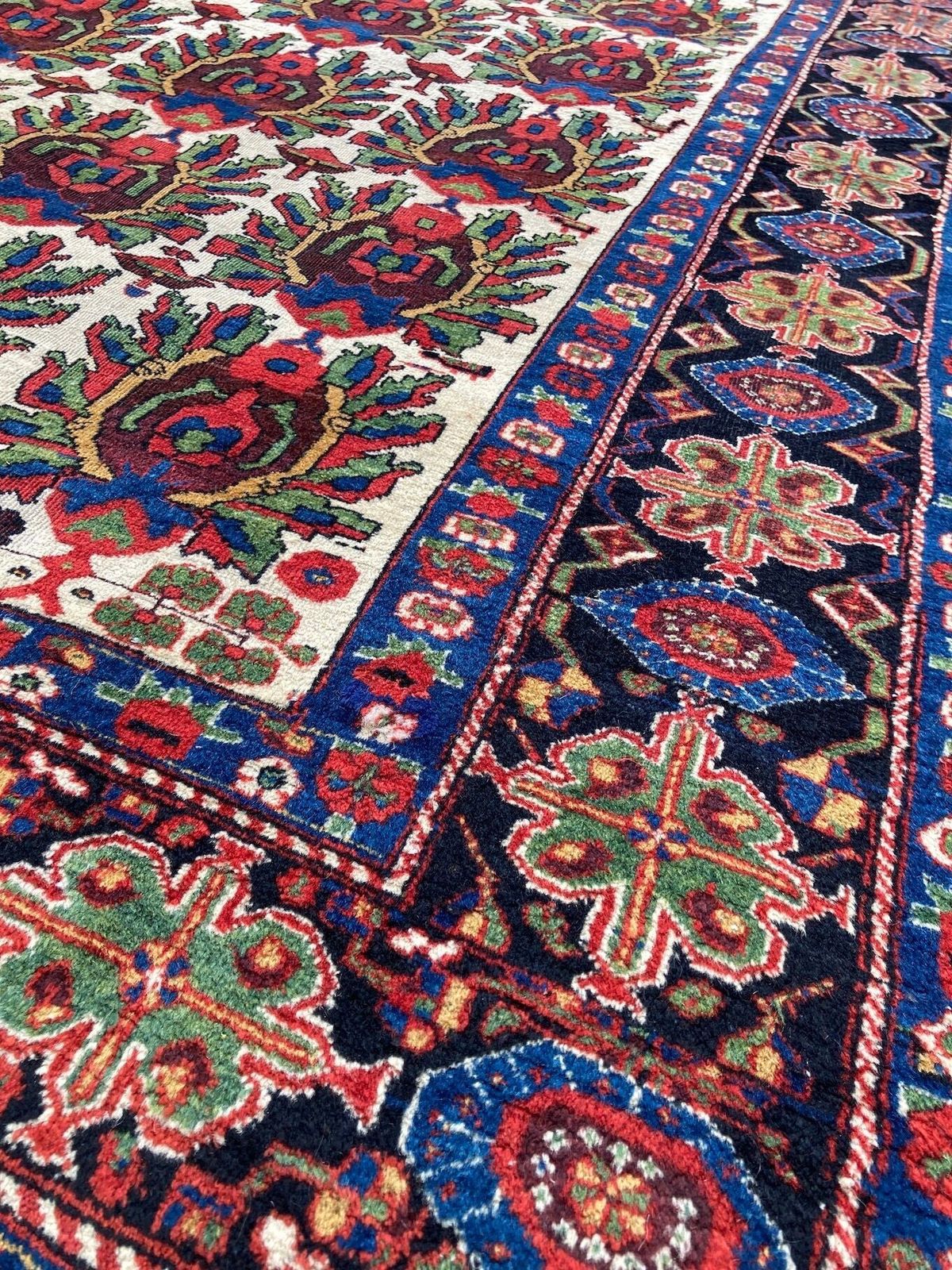 photo furniture Antiek Afshar tapijt 1,85 m x 1,48 m
