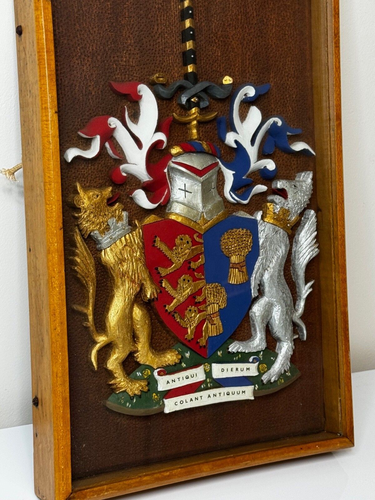 Heraldisch Wapenschild van Chester, Gipsen Wandsculptuur in Vitrinekast photo 2500.0