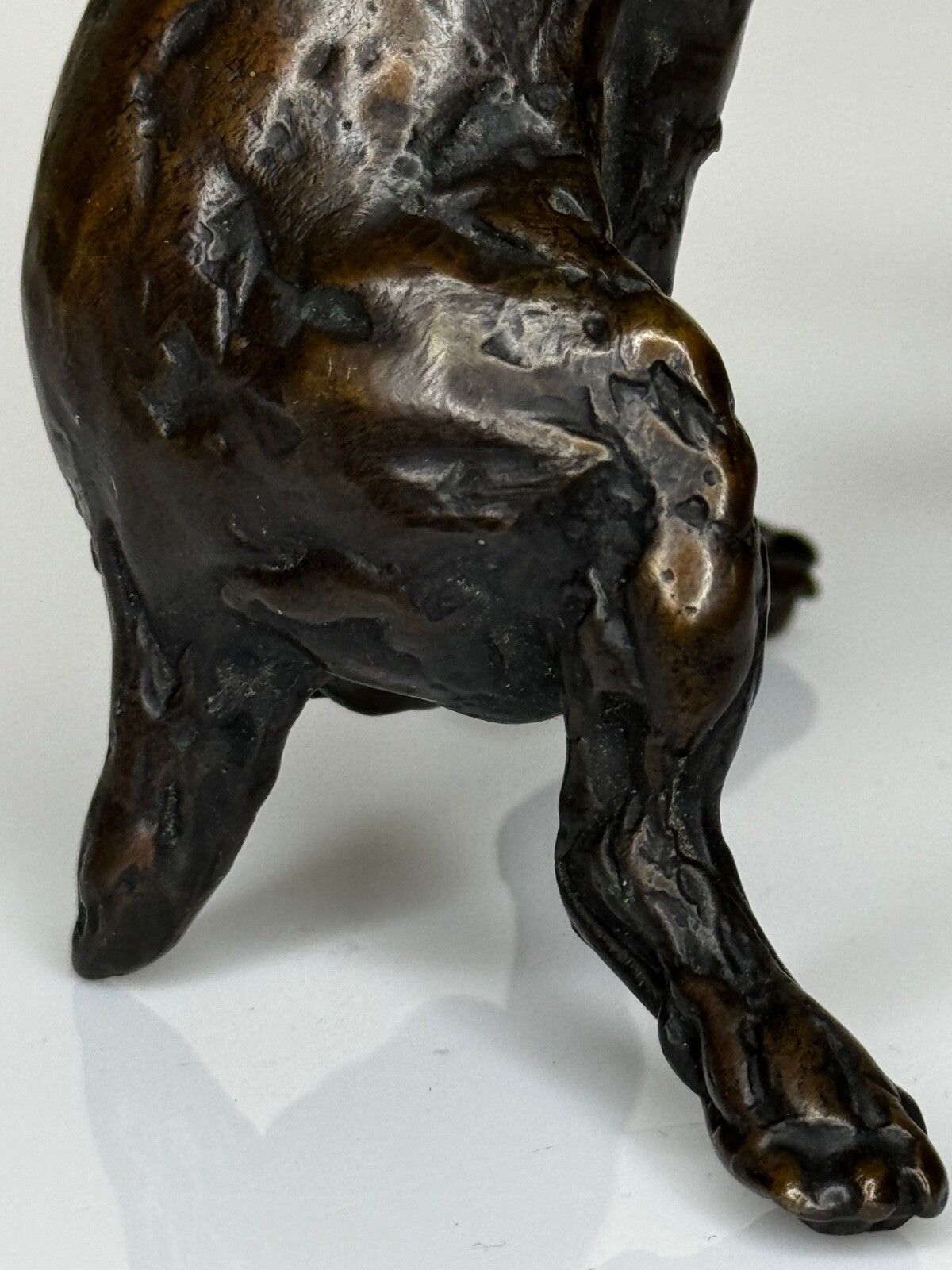photo vinterior Staande hond Jack Russell, gepatineerde bronzen sculptuur van Lucy Kinsella
