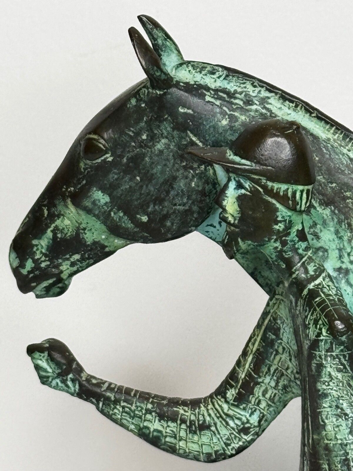 5000.0 Bronzen sculptuur van renpaard met jockey en stalknechten, toegeschreven aan Carybé photo