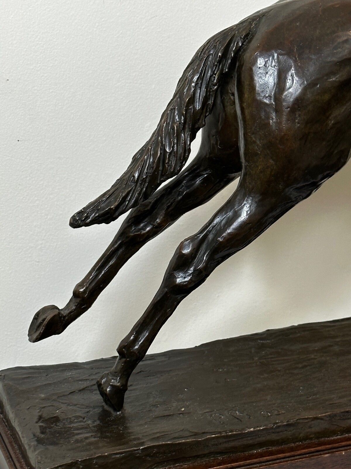 photo vinterior Bronzen renpaardsculptuur Dunfermline, jockey Willie Carson, door Phillip Blacker