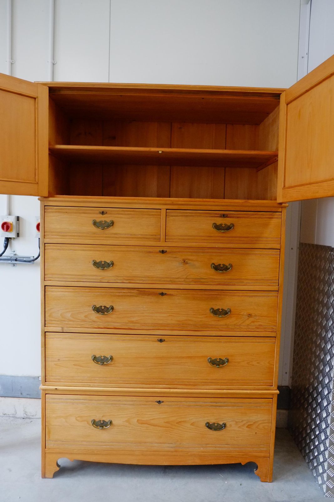 photo vinterior 19th Century English Antique Pine Linen Press / Housekeeper's Cupboard.