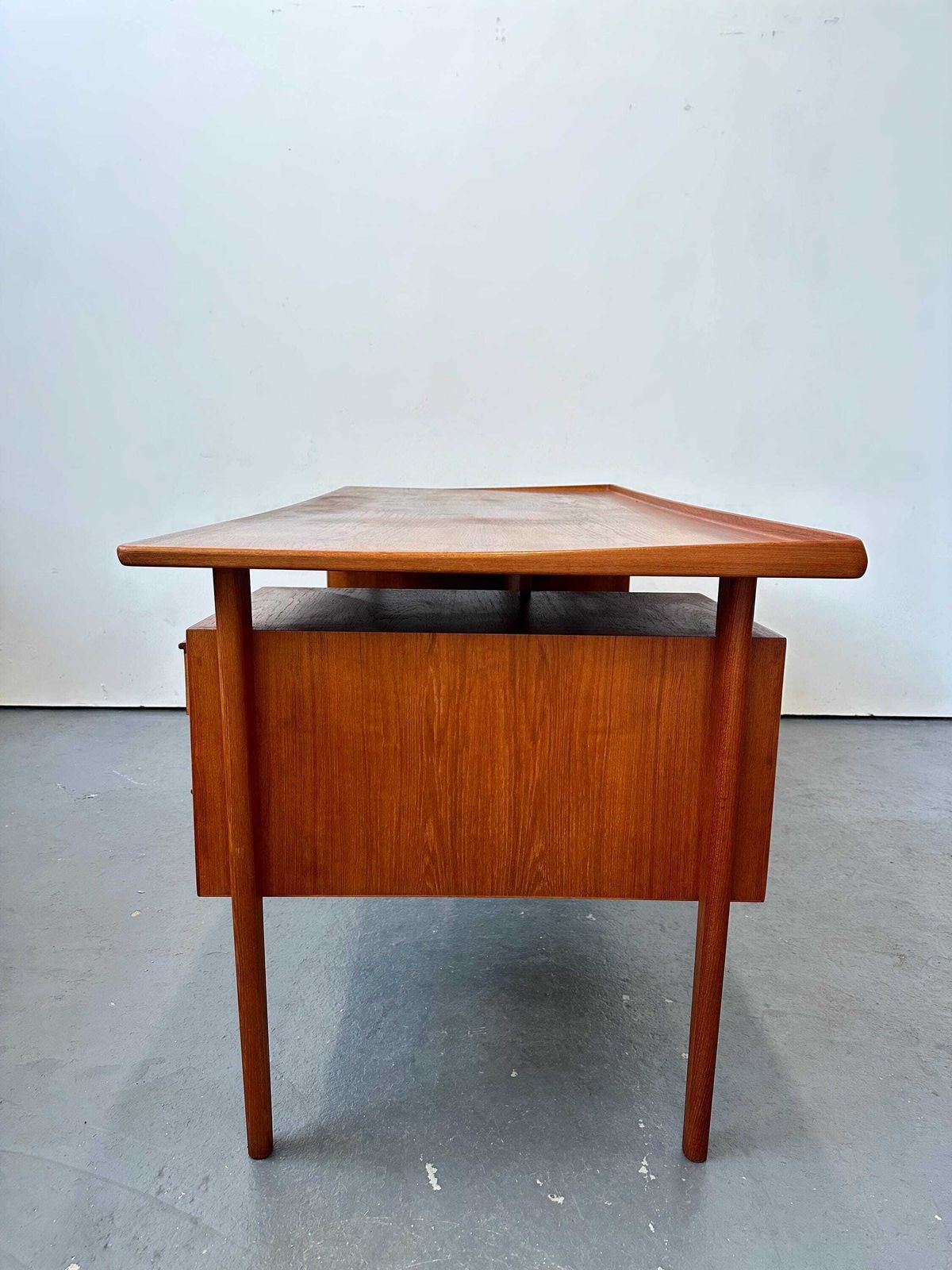 photo vinterior Vintage Danish Peter Lovig Nielsen Teak Desk For Hedensted Mobelfabrik, 1964. Vodder. Wegner