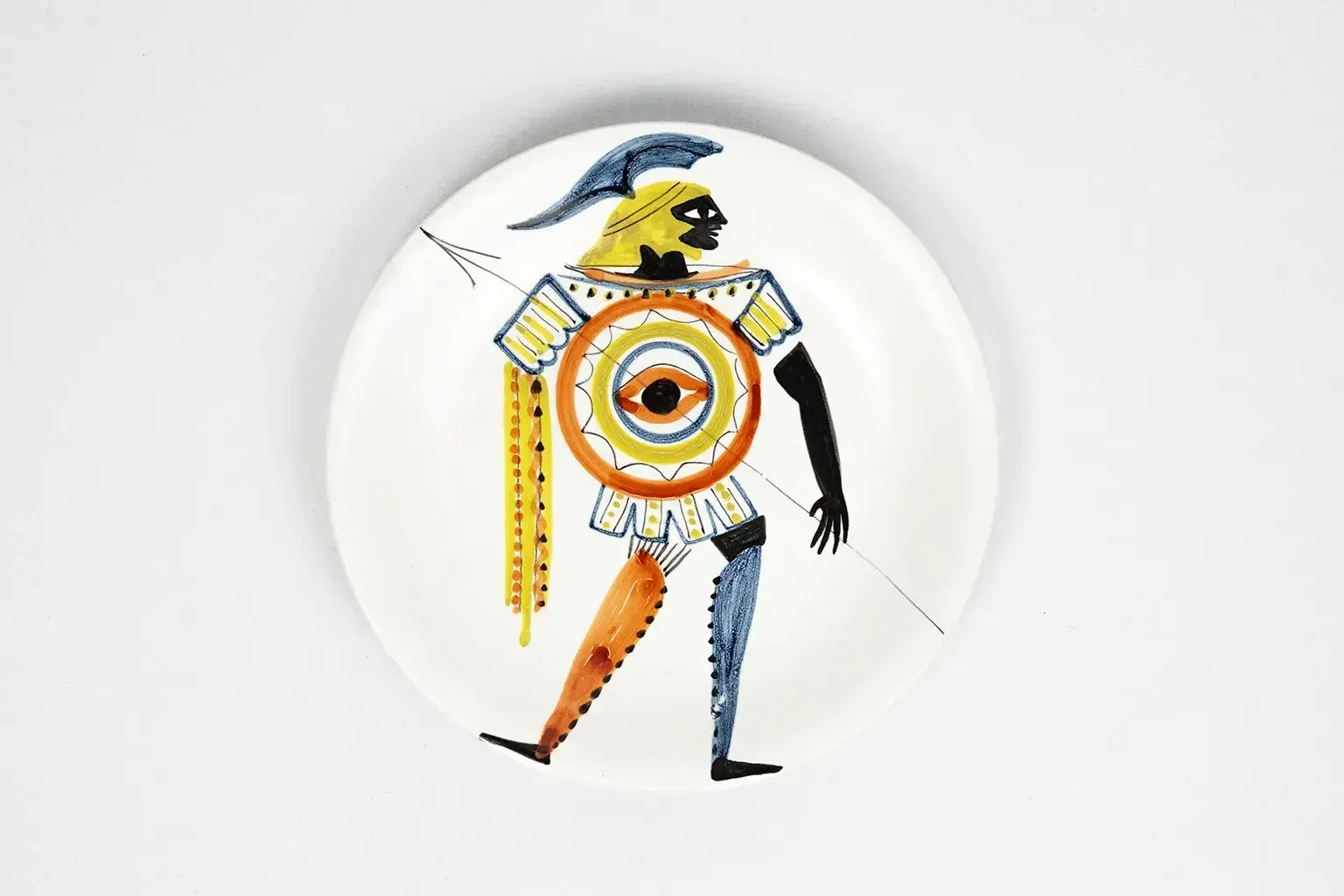 photo furniture Assiette en faïence émaillée, hoplite au bouclier à l'œil - Roger Capron, Vallauris, vers 1955-1960