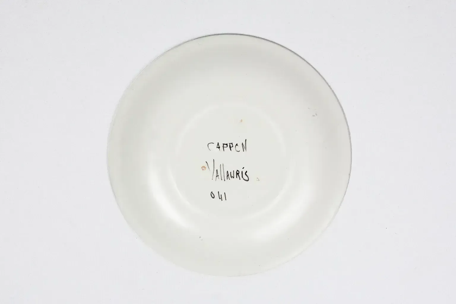 photo for sale Geglazuurd aardewerken bord, hopliet met oogschild — Roger Capron, Vallauris, ca. 1955–1960