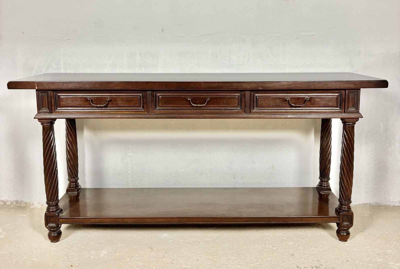 Grote Spaanse rustieke consoletafel in walnoot met drie lades en onderste schap, jaren 1930 photo furniture
