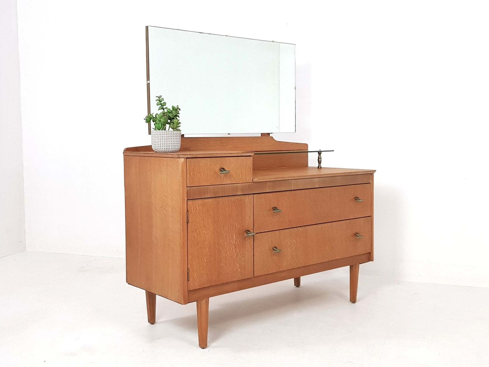Dressing Table., Mid 20th Century photo vinterior