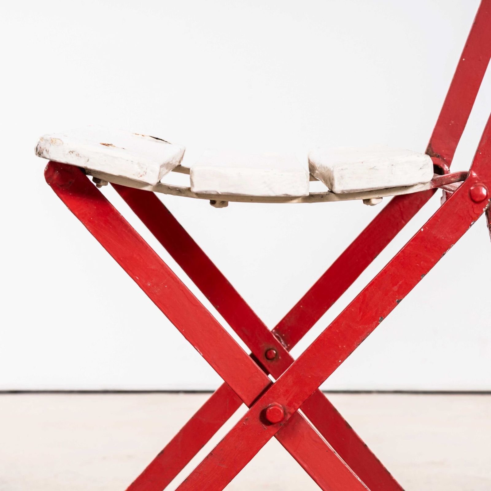 photo furniture 1950’s Slatted Red And White French Outdoor Folding Chairs