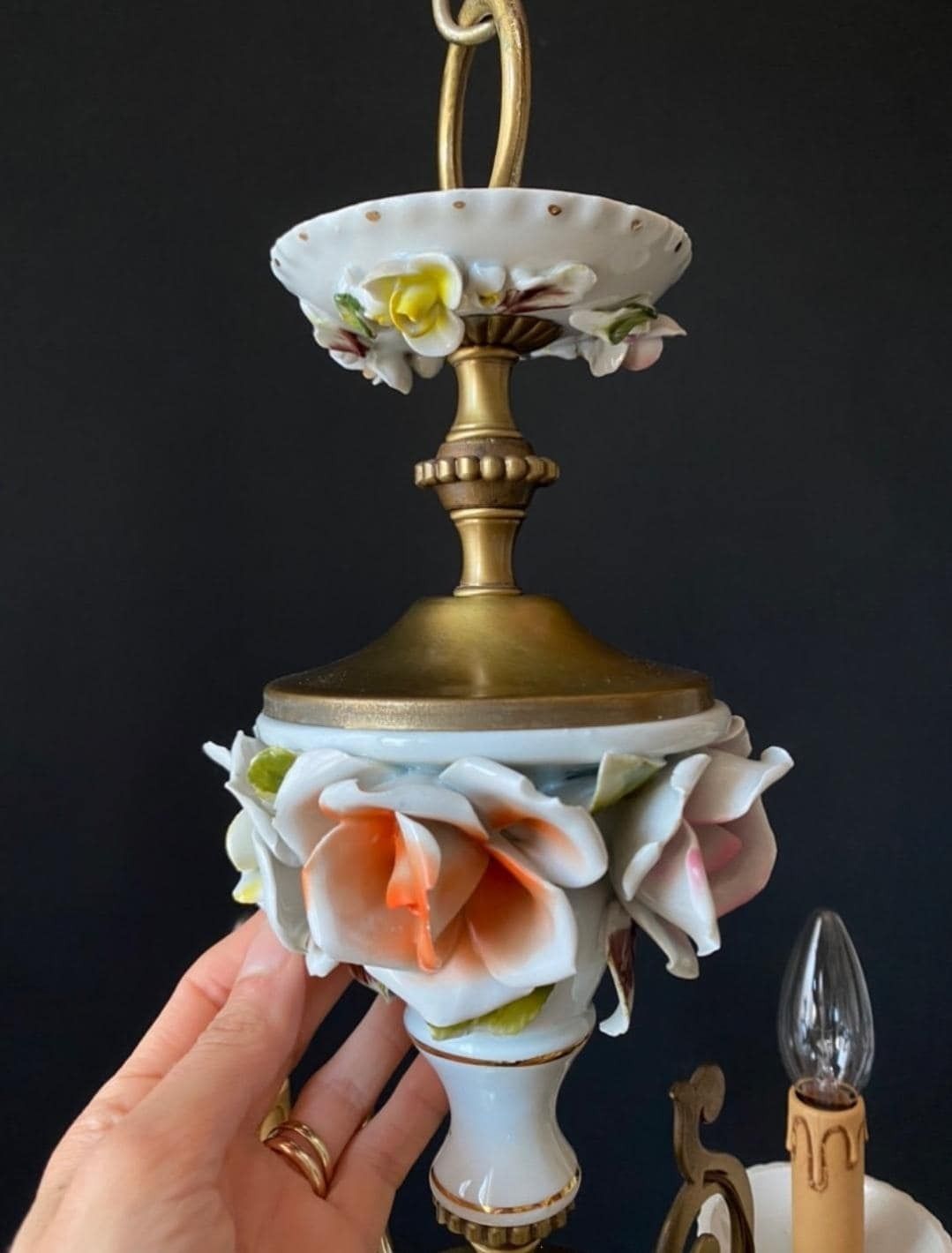 photo furniture Lustre d'époque en céramique et laiton