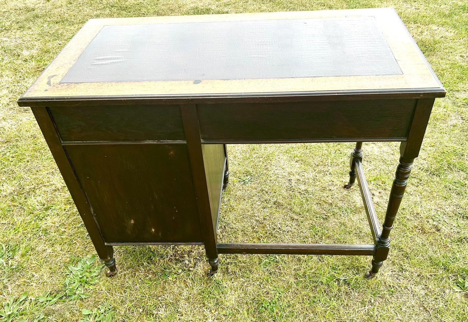 photo vinterior Victorian Aesthetic Movement Antique Oak Desk Cabinet Vintage Storage Arts And Crafts Office Leather Wooden Table Crocodile Leather