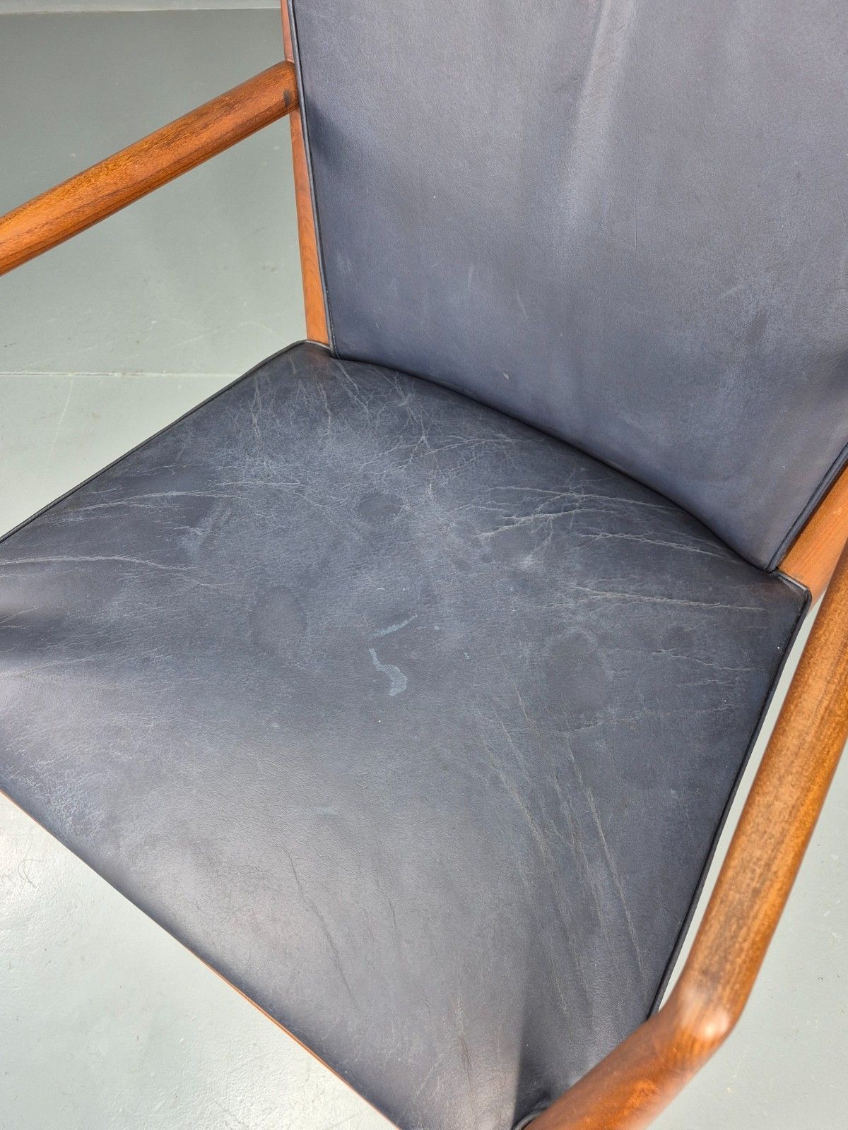 photo vintage Vintage Mid Century Teak Armchair Blue Leather 1960s Retro Eb11903