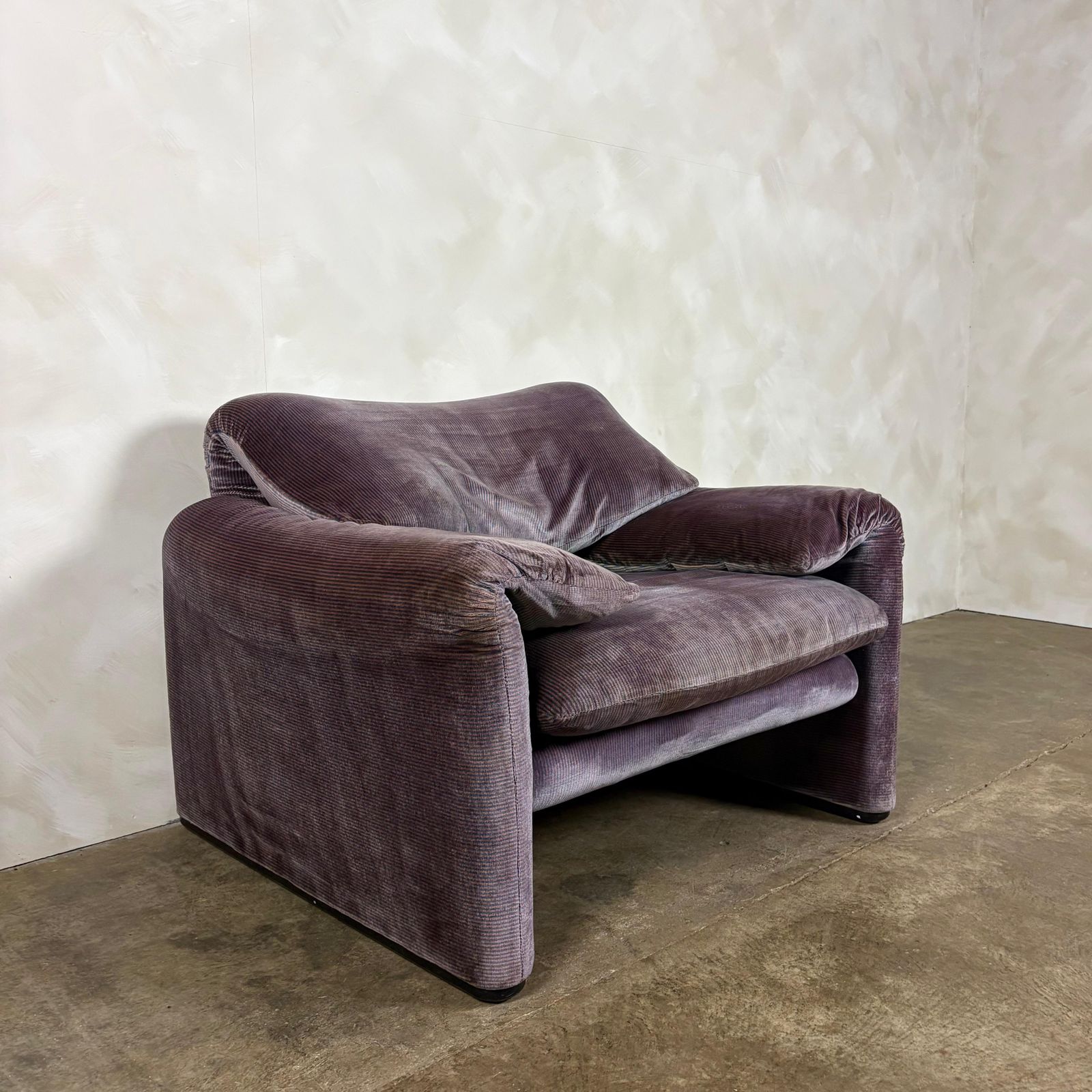 photo furniture Maralunga Purple Blue Armchair By Vico Magistretti For Cassina 1979 Mid Century Retro Mcm