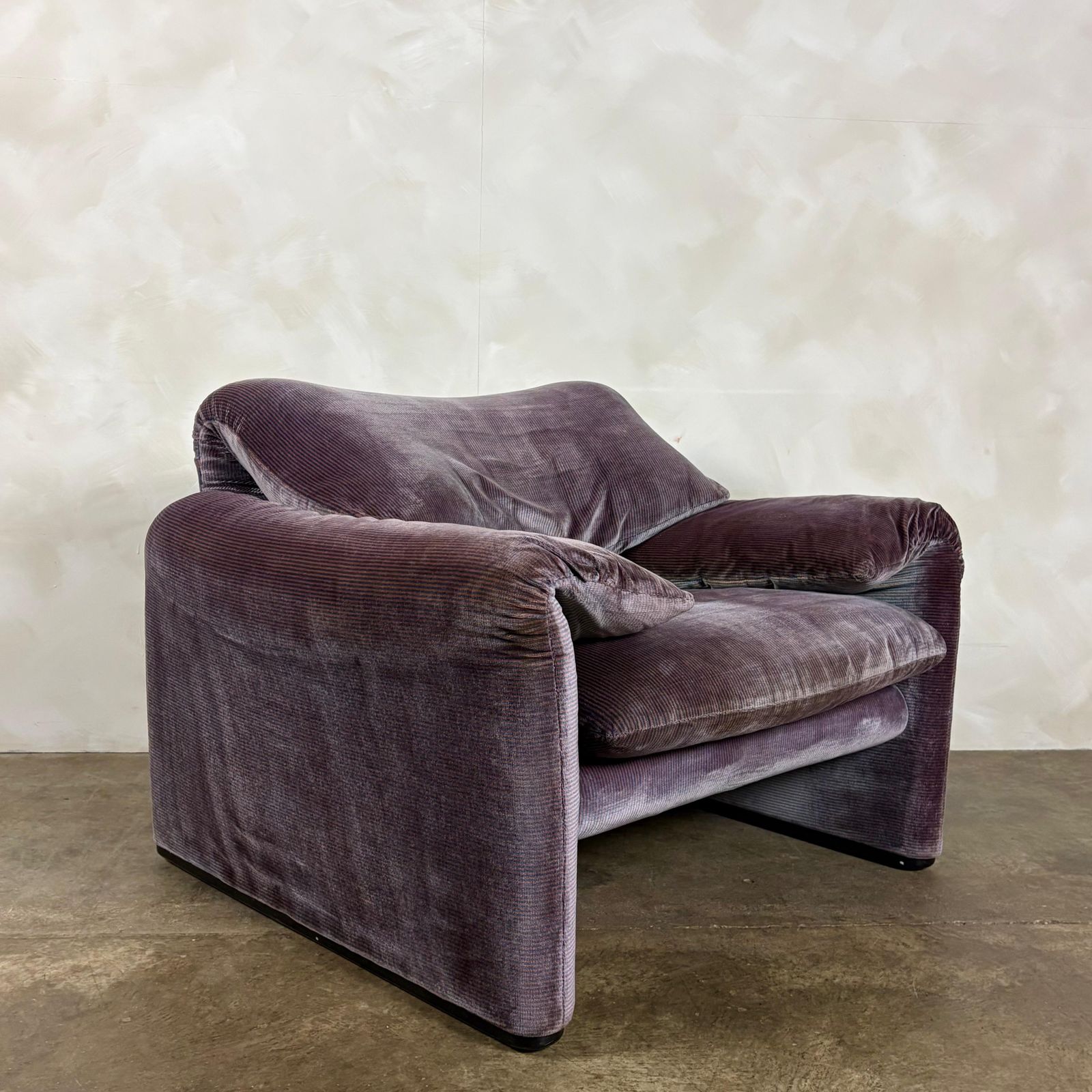 photo for sale Maralunga Purple Blue Armchair By Vico Magistretti For Cassina 1979 Mid Century Retro Mcm
