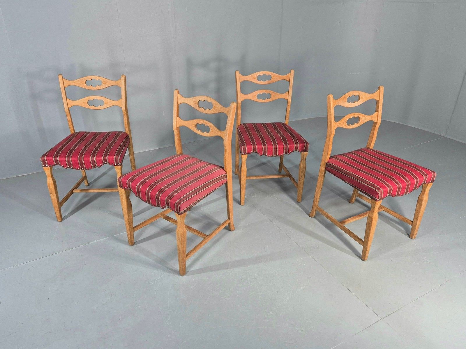 photo vintage 4 Vintage Henning Kjaenulf Oak Dining Chairs 1970s Danish Retro Eb12110