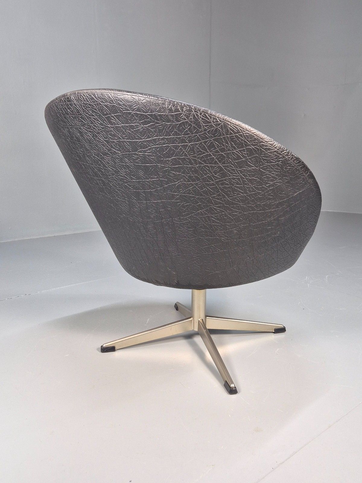 Vintage Mid Century Swivel Lounge Chair Black Vinyl 1970s Retro Eb8790 photo vinterior