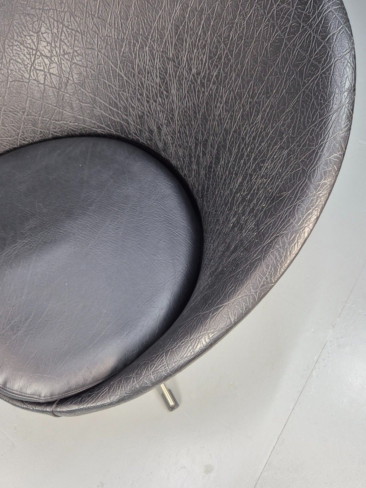 photo furniture Vintage Mid Century Swivel Lounge Chair Black Vinyl 1970s Retro Eb8790