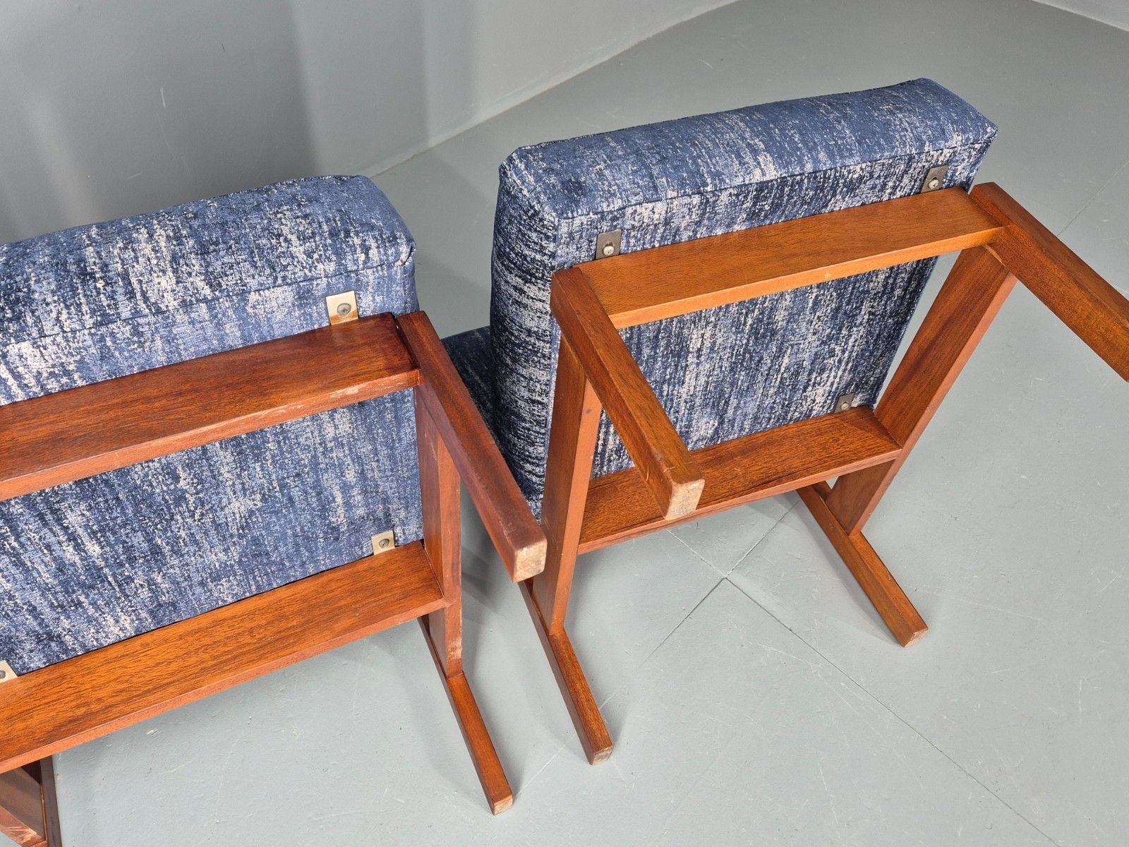 photo vinterior 2 Vintage Lounge Chairs 1960s Mid Century Design Teak Frame Guy Rogers Eb11848