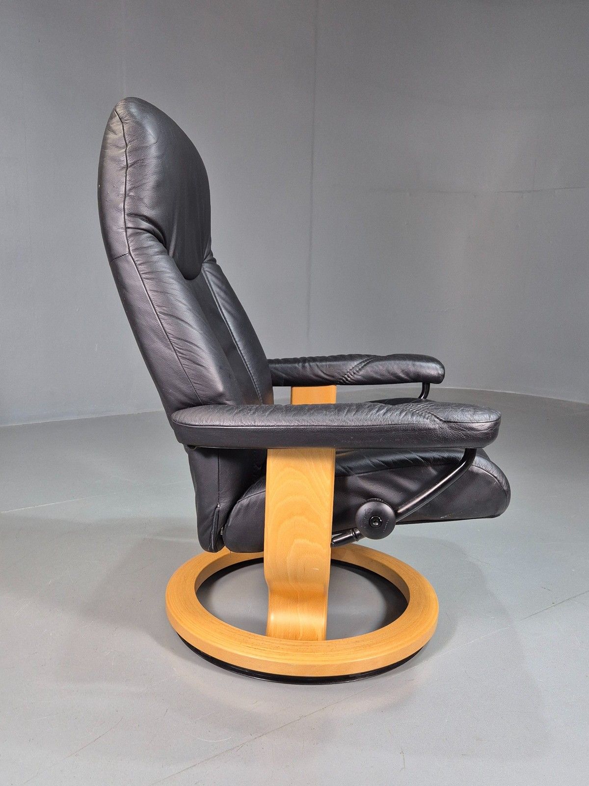 Vintage Stressless Ekornes Swivel And Recline Chair Black Leather Blonde Eb07415 photo 275.0