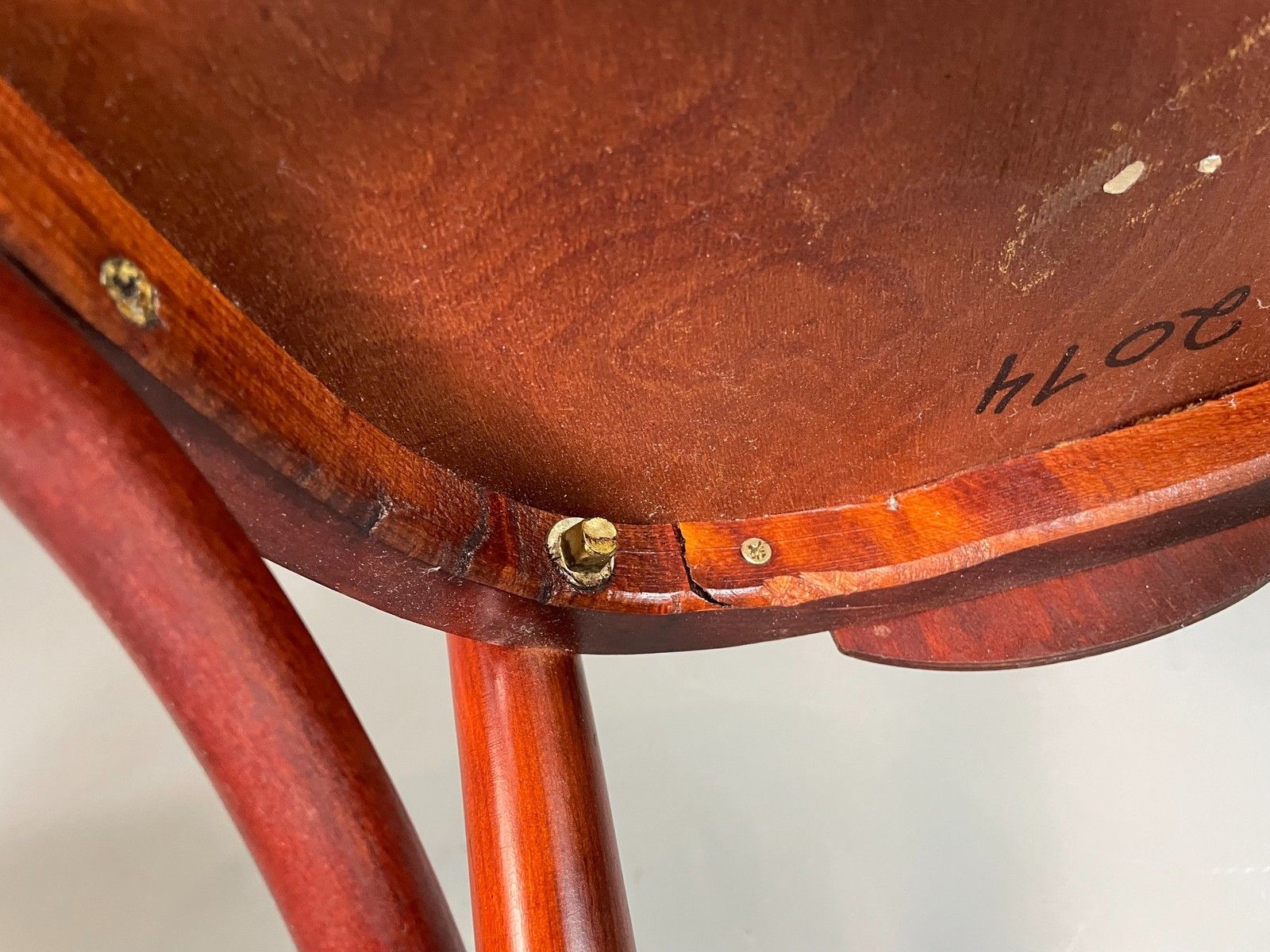 photo vintage 2 Bistro Chairs Thonet Style Mahogany Colour Late Twentieth Century Eb06253