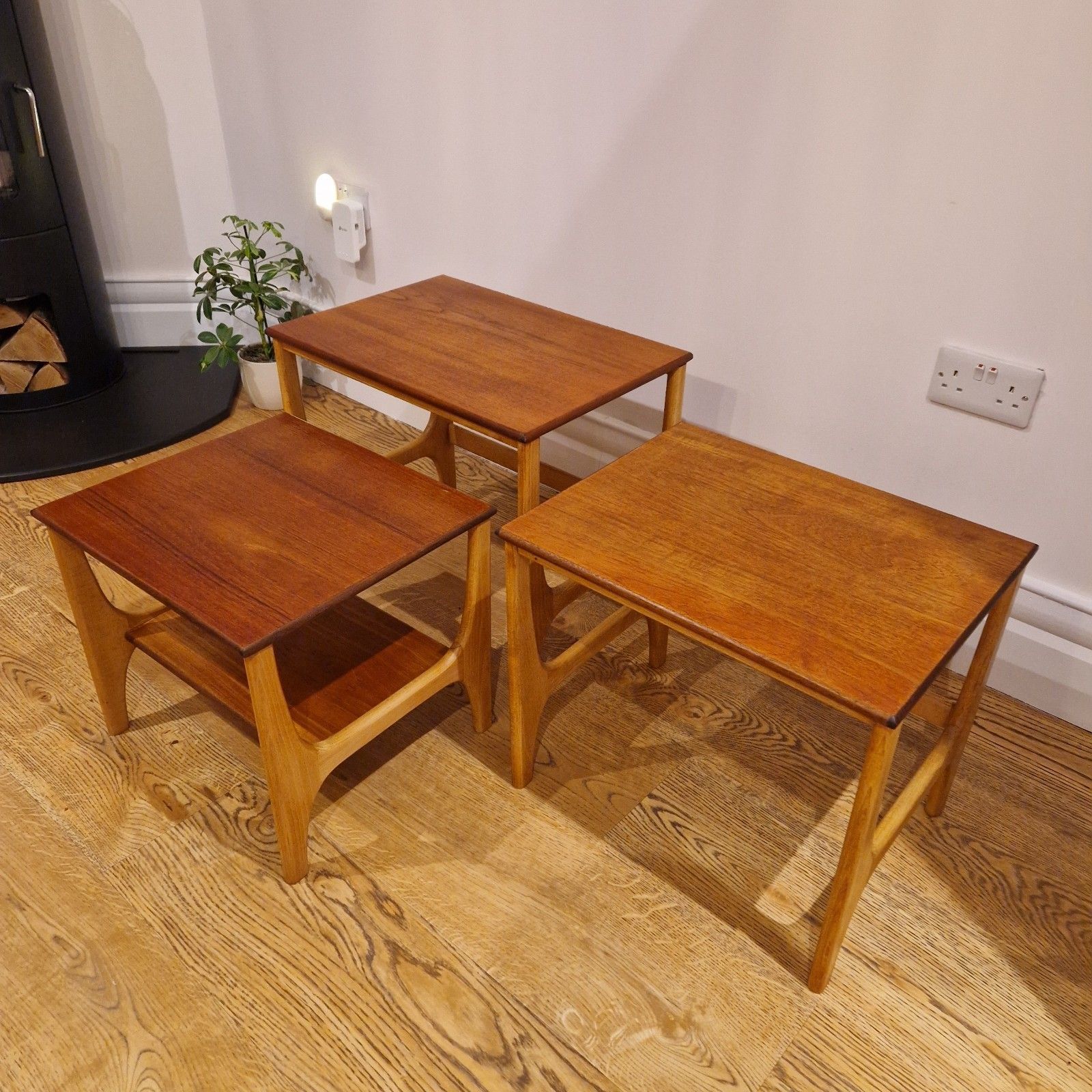 Mid Century Teak Nest Of Tables – Restored – Vintage 1960s / 70s photo vinterior