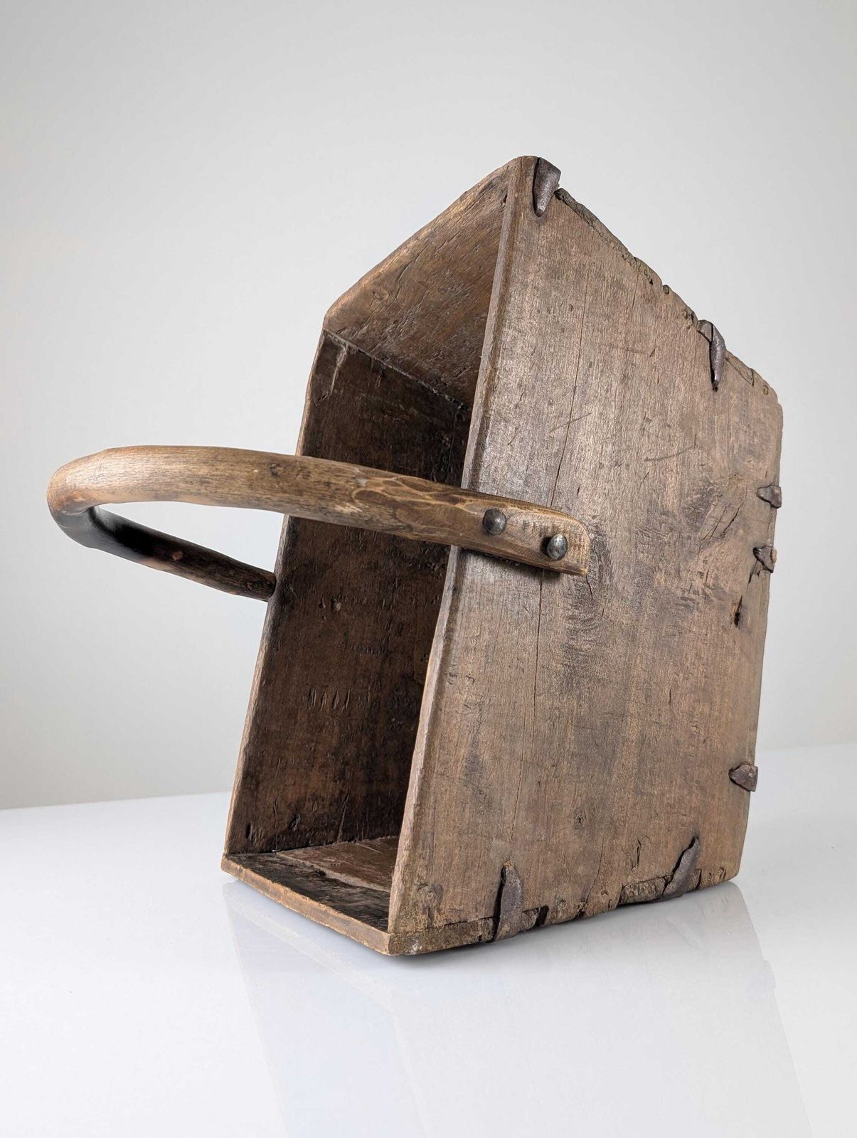 photo vintage Panier à bûches d'époque en bois avec ferrures en fer forgé, Wabi Sabi, XIXe siècle