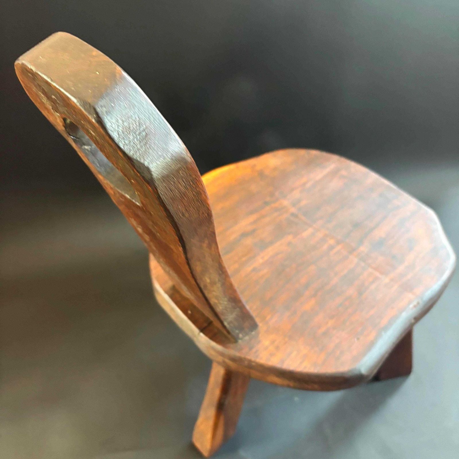 Chaise tripode pivotante Wanderwood Brutalist mid-century, tabouret en orme sculpté à la main photo furniture