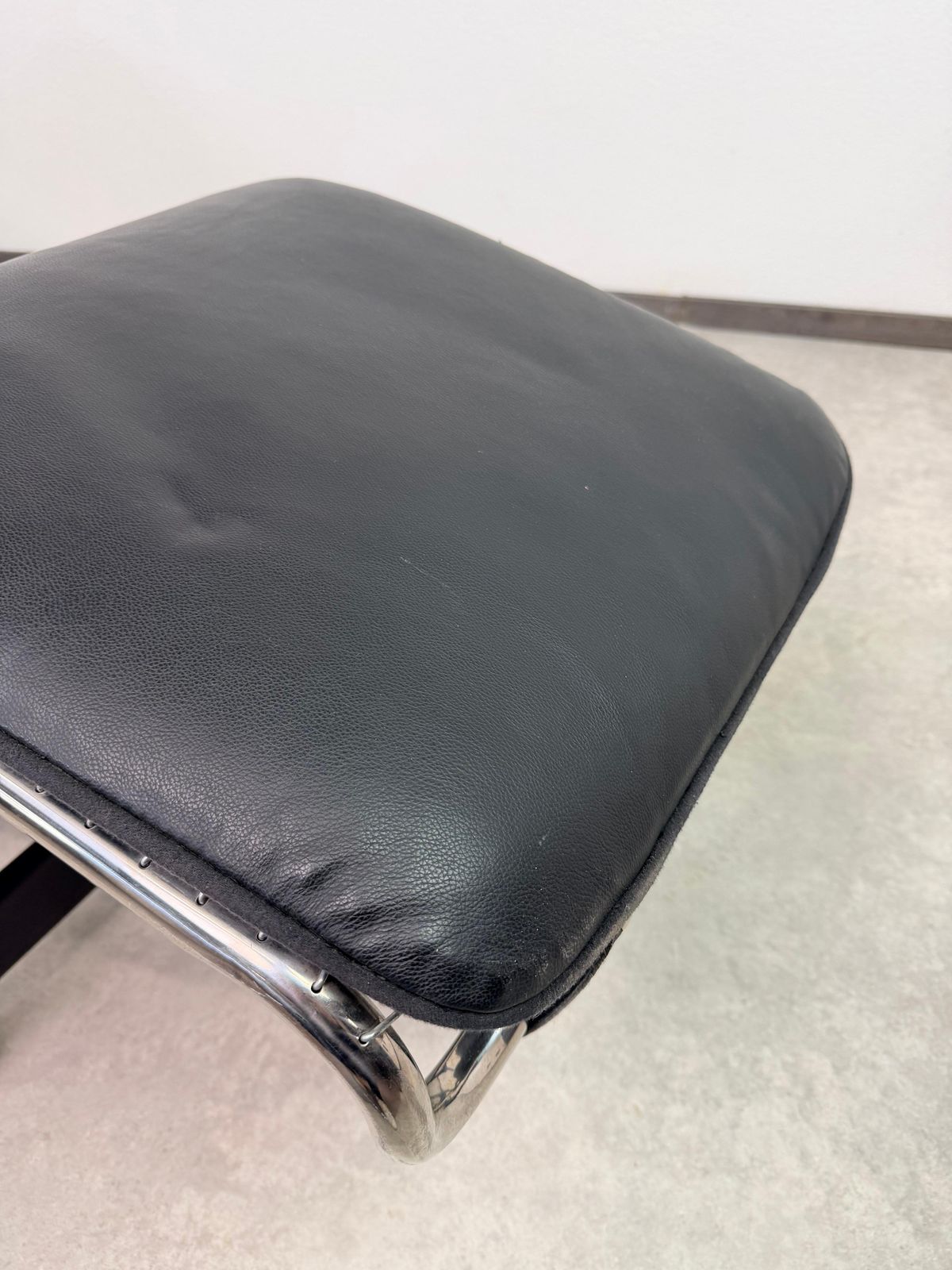 photo furniture Vintage Lc4 Chaise Longue By Le Corbusier In Black Leather