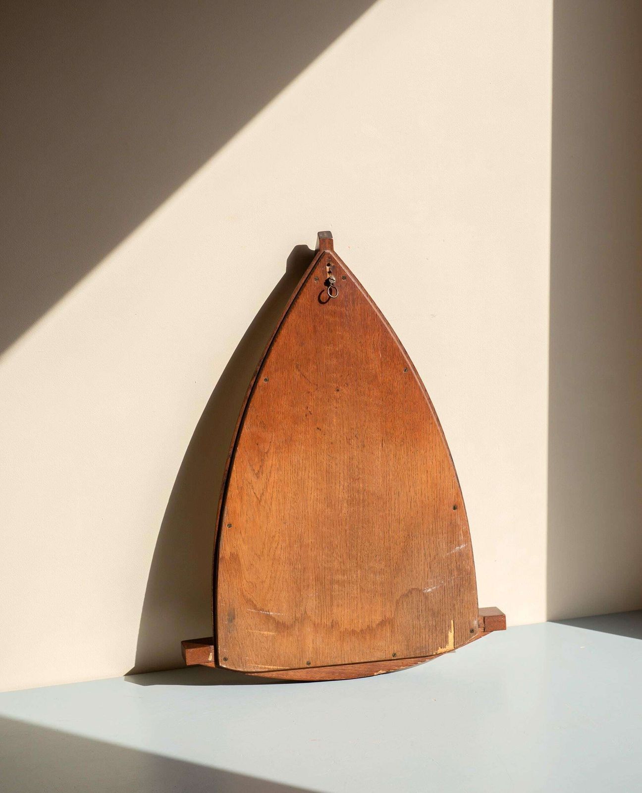Antieke Amsterdam School Spiegel   Nederlandse Art Deco Eiken Wandspiegel   Schildvormige Lijst   Jaren 1920 photo Woonaccessoires