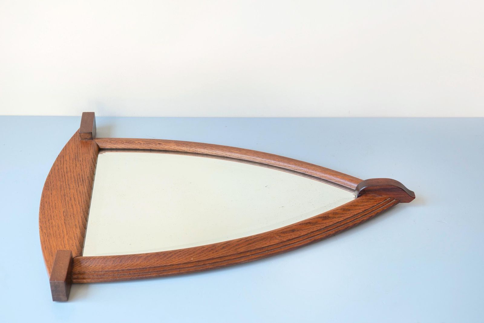 Woonaccessoires Antieke Amsterdam School Spiegel   Nederlandse Art Deco Eiken Wandspiegel   Schildvormige Lijst   Jaren 1920 photo