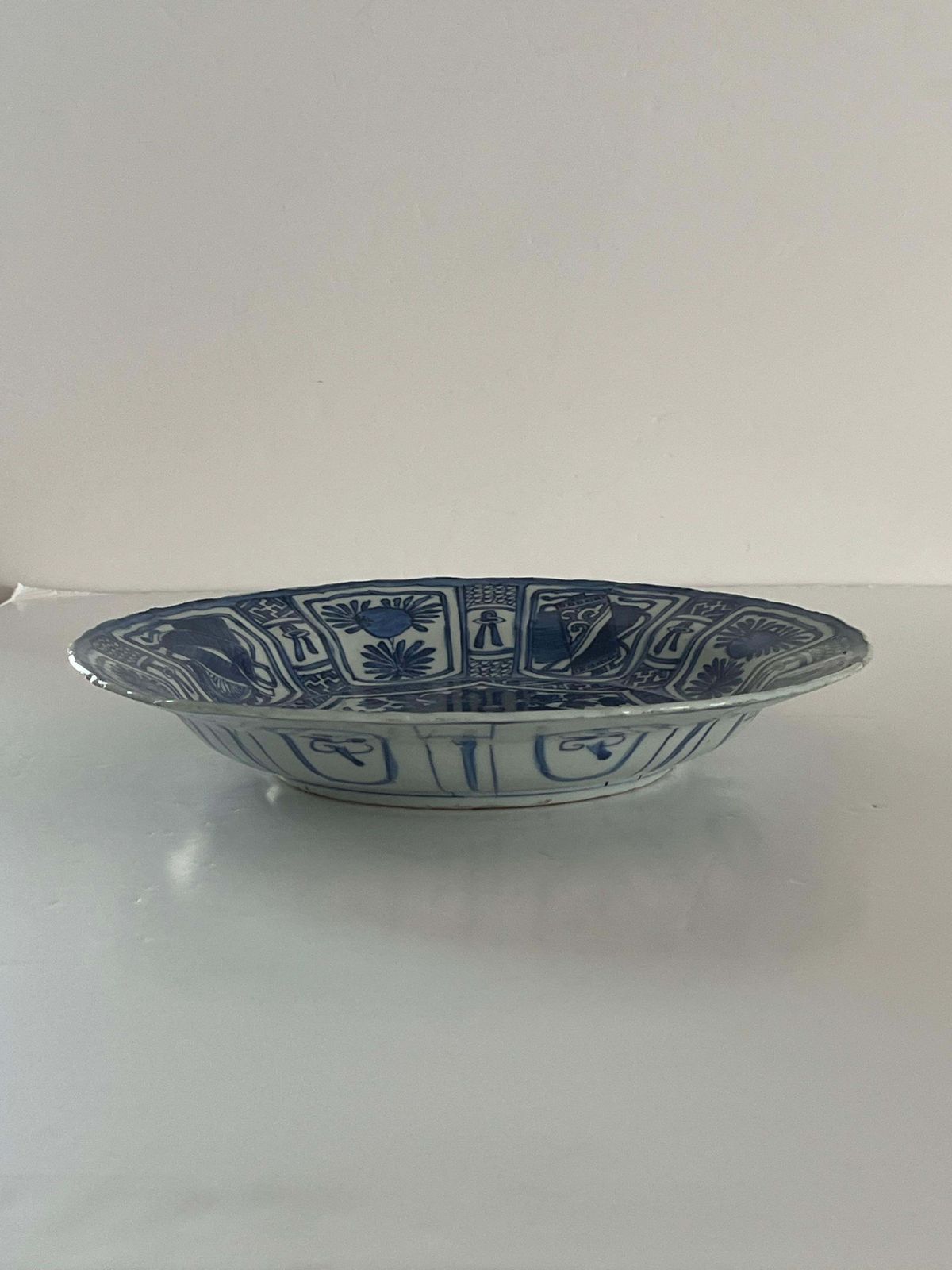 Kraak Chinees exportporselein bord of schaal, blauw en wit, Ming Wanli, ca. 1600 photo furniture