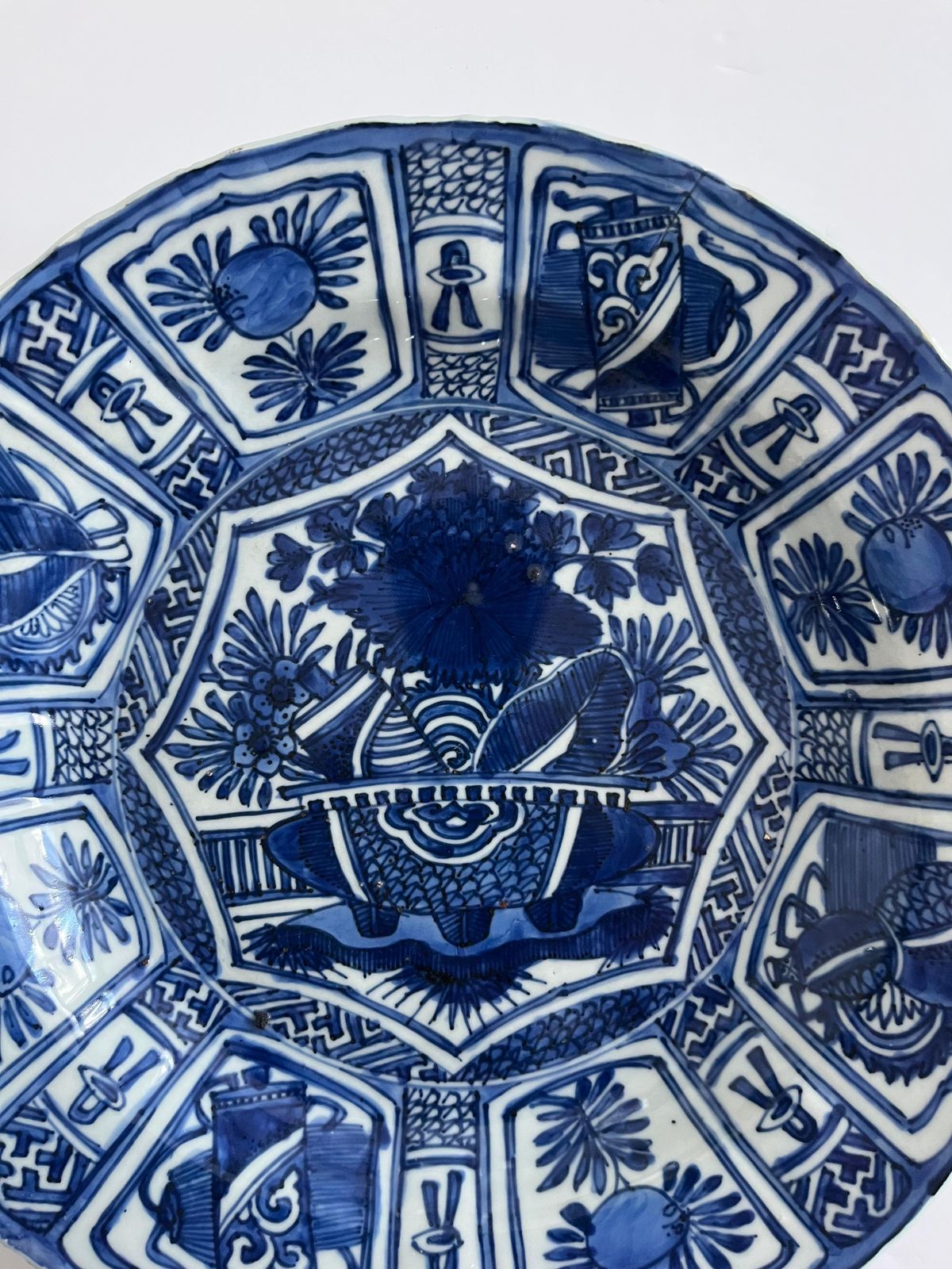photo furniture Kraak Chinees exportporselein bord of schaal, blauw en wit, Ming Wanli, ca. 1600