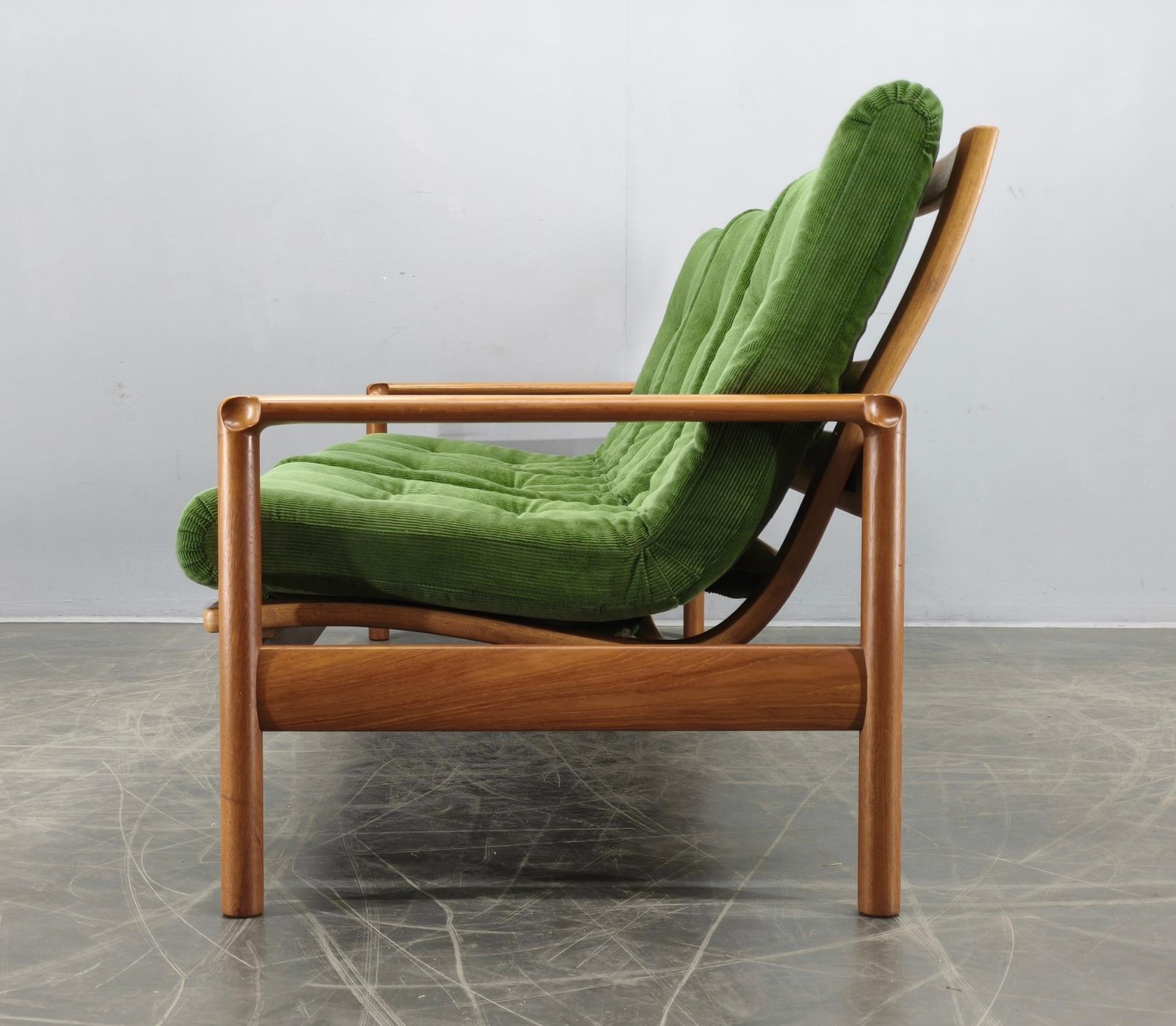 photo for sale Deens vrijstaand teakhouten sofa in groen corduroy, jaren 1970