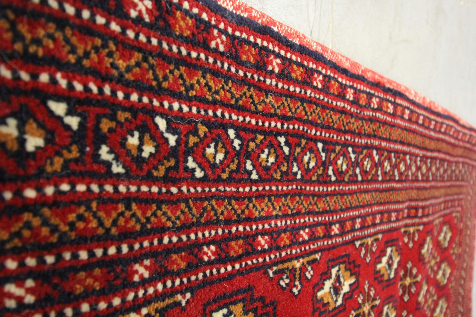 photo furniture Tapis de salon en laine fait main, tapis Turkman rouge, Poshti vintage